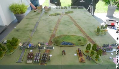 La table: les alliés au 1er plan, le village et les français au fond.